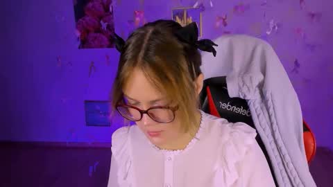 Snapshot of madeline_doll chatting on 11-17-25, 06:57 Madeline online show from 11-17-25, 06:57