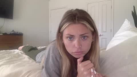 Snapshot of madirose69 chatting on 10-06-25, 02:36 mari rose online show from 10-06-25, 02:36