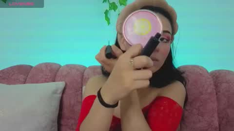 Snapshot of madison__beer chatting on 12-18-25, 08:15 Madison online show from 12-18-25, 08:15