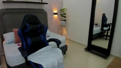 Snapshot of madison_saenzz chatting on 07-18-26, 09:29 M A D I S O N online show from 07-18-26, 09:29