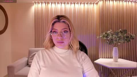 Snapshot of madisonkane chatting on 06-20-26, 11:02 Madison Kane online show from 06-20-26, 11:02