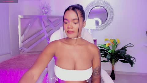 Snapshot of madisson_davon chatting on 12-17-24, 02:00 Madisson Davon online show from 12-17-24, 02:00