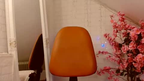 Snapshot of madlyn_dee chatting on 03-02-25, 11:20 Leena online show from 03-02-25, 11:20