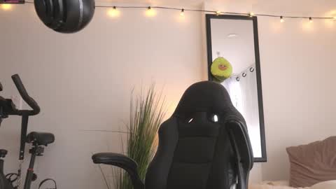 Maeve  schedule 11 am- 530 pm colombia time  online show from 01-01-25, 06:38