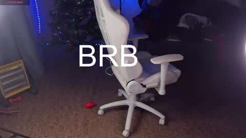 Snapshot of maevee chatting on 01-28-25, 10:12 Maevee online show from 01-28-25, 10:12