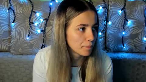 Snapshot of maggiecake chatting on 10-15-25, 12:33 Maggie online show from 10-15-25, 12:33