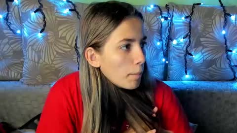 Snapshot of maggiecake chatting on 10-31-25, 04:02 Maggie online show from 10-31-25, 04:02