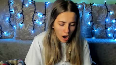 Snapshot of maggiecake chatting on 11-10-25, 05:28 Maggie online show from 11-10-25, 05:28