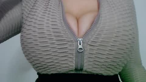 Snapshot of maggielandrin chatting on 12-03-24, 09:11 Maggie online show from 12-03-24, 09:11