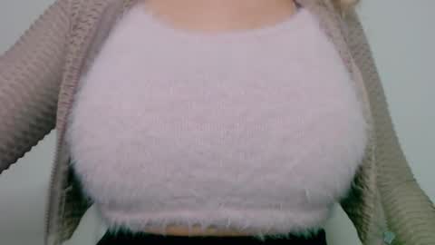 Snapshot of maggielandrin chatting on 12-06-24, 06:04 Maggie online show from 12-06-24, 06:04