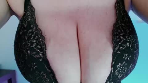 Snapshot of maggielandrin chatting on 02-02-25, 09:51 Maggie online show from 02-02-25, 09:51