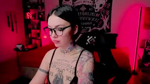 Snapshot of magic_alie chatting on 06-24-26, 09:03 Magic Allie online show from 06-24-26, 09:03