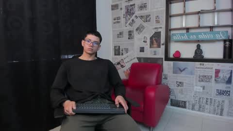 Snapshot of magic_boy01 chatting on 12-19-24, 05:18 Damian Rivers online show from 12-19-24, 05:18