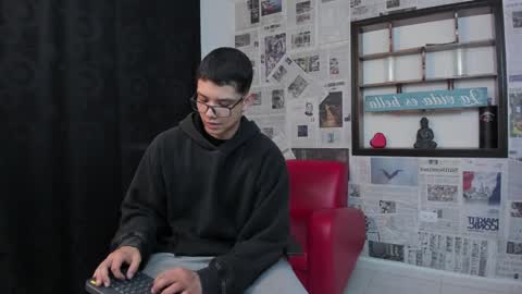 Snapshot of magic_boy01 chatting on 12-22-24, 10:04 Damian Rivers online show from 12-22-24, 10:04