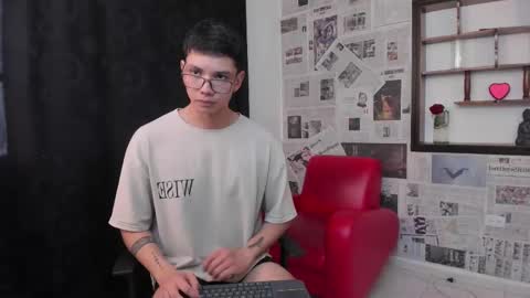 Snapshot of magic_boy01 chatting on 02-20-25, 08:03 Damian Rivers online show from 02-20-25, 08:03