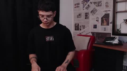 Snapshot of magic_boy01 chatting on 03-01-25, 10:42 Damian Rivers online show from 03-01-25, 10:42