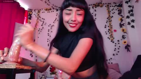 Snapshot of magicalbabyyy chatting on 03-26-26, 04:12 Rose online show from 03-26-26, 04:12