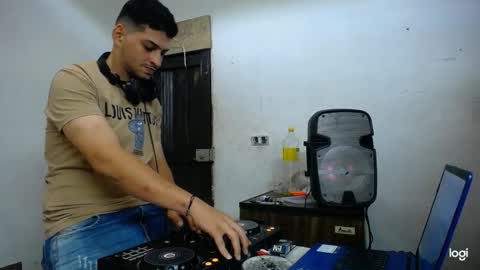 Snapshot of magico_9809 chatting on 02-14-26, 12:18 BRAYAN online show from 02-14-26, 12:18