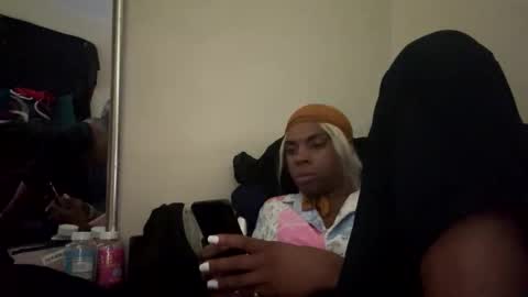 Snapshot of magiicboo chatting on 11-13-25, 04:33 magiicboo online show from 11-13-25, 04:33