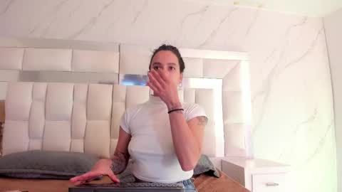 Snapshot of maiapark chatting on 02-25-26, 11:42 Maia online show from 02-25-26, 11:42