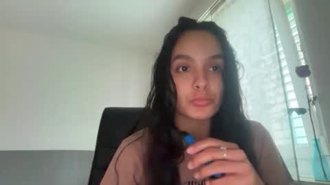 Snapshot of maiapark chatting on 04-28-26, 05:18 Maia online show from 04-28-26, 05:18