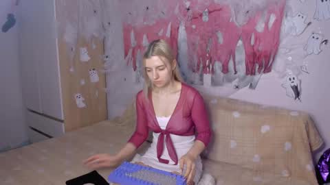 Snapshot of mailin_harrington chatting on 12-10-24, 03:09 Your kitty online show from 12-10-24, 03:09