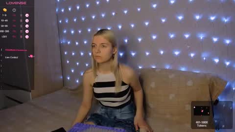 Snapshot of mailin_harrington chatting on 02-25-25, 04:00 Your kitty online show from 02-25-25, 04:00