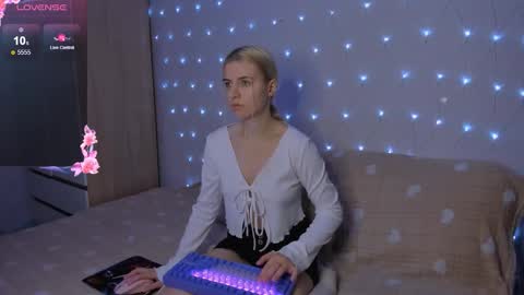 Snapshot of mailin_harrington chatting on 10-14-25, 03:24 Your kitty online show from 10-14-25, 03:24