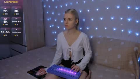 Snapshot of mailin_harrington chatting on 04-28-26, 03:39 Your kitty online show from 04-28-26, 03:39