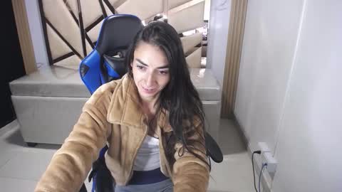 Snapshot of maily_a_ chatting on 11-27-25, 02:46 Maily online show from 11-27-25, 02:46