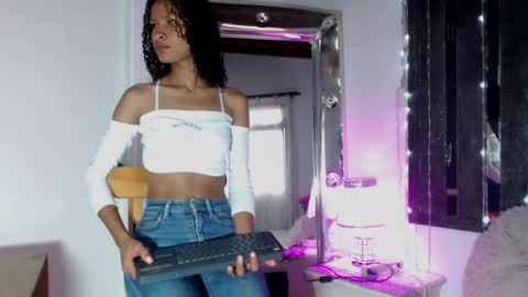 Snapshot of mailyn_gold chatting on 04-23-26, 12:04 mailyn_gold online show from 04-23-26, 12:04