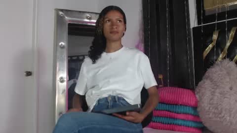 Snapshot of mailyn_gold chatting on 07-15-26, 12:21 mailyn_gold online show from 07-15-26, 12:21