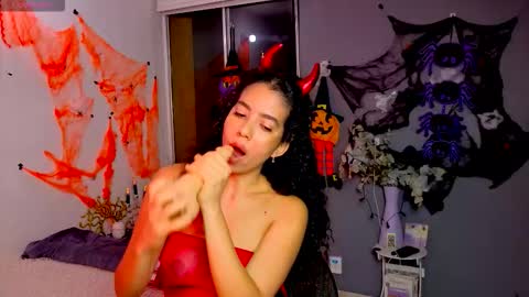 Snapshot of maithe_perroni chatting on 10-29-25, 12:46 Lauu online show from 10-29-25, 12:46