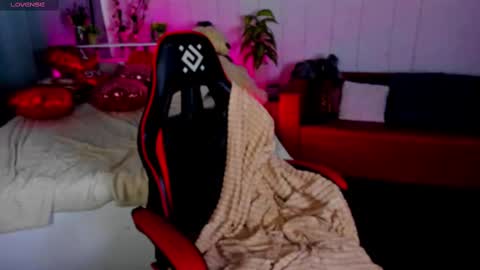 Snapshot of makima_lee chatting on 02-15-25, 11:50 Makima online show from 02-15-25, 11:50