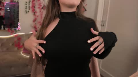 Snapshot of makima_lee chatting on 10-23-25, 06:23 Makima online show from 10-23-25, 06:23