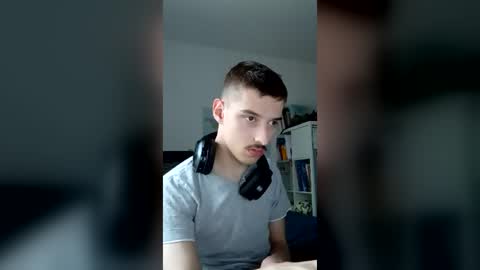 Snapshot of male20y chatting on 06-24-26, 06:40 male20y online show from 06-24-26, 06:40