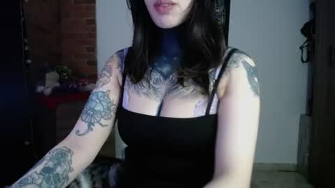 Snapshot of maliceinwonderland25 chatting on 06-18-26, 11:53 Alice Asylum online show from 06-18-26, 11:53