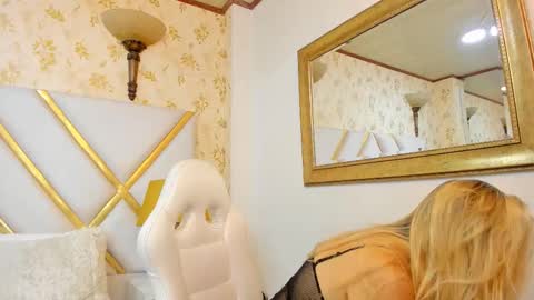 Snapshot of malorysweet chatting on 10-15-25, 11:43 MalorySweet online show from 10-15-25, 11:43