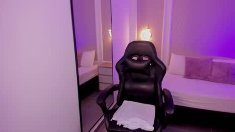 M A L U online show from 12-20-25, 02:29