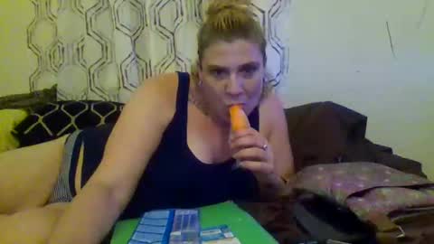 Snapshot of mandilube39 chatting on 06-01-26, 10:28 mindy22 online show from 06-01-26, 10:28