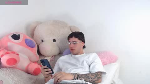 Snapshot of manuelr77 chatting on 05-15-26, 11:01 Manuel online show from 05-15-26, 11:01