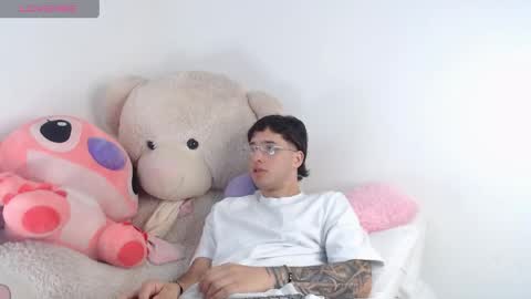 Snapshot of manuelr77 chatting on 05-15-26, 11:23 Manuel online show from 05-15-26, 11:23