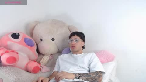 Snapshot of manuelr77 chatting on 05-15-26, 11:34 Manuel online show from 05-15-26, 11:34