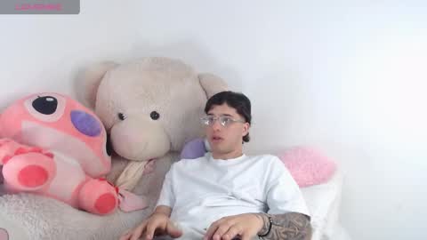 Snapshot of manuelr77 chatting on 05-15-26, 11:45 Manuel online show from 05-15-26, 11:45