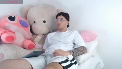 Snapshot of manuelr77 chatting on 05-15-26, 11:56 Manuel online show from 05-15-26, 11:56