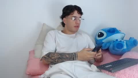 Snapshot of manuelr77 chatting on 05-31-26, 04:42 Manuel online show from 05-31-26, 04:42