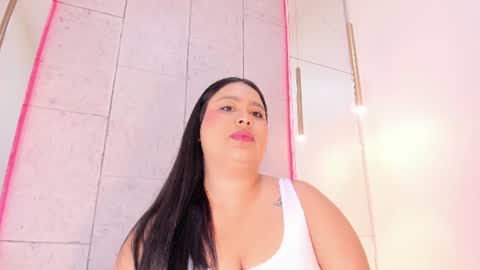 Snapshot of maralinette22 chatting on 06-23-26, 11:08 maralinette22 online show from 06-23-26, 11:08
