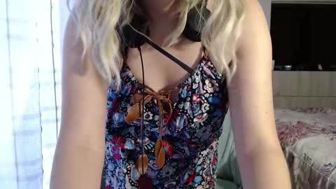 Snapshot of mariana124_ chatting on 09-27-25, 09:53 Mariana online show from 09-27-25, 09:53