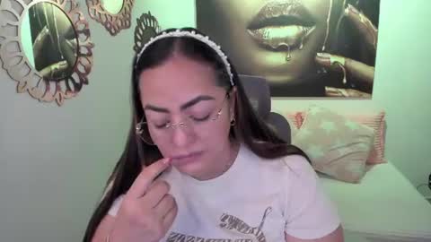Snapshot of marianalopez81 chatting on 06-18-26, 10:36 Mariana Lopez online show from 06-18-26, 10:36