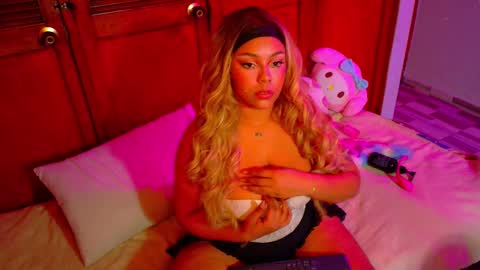 Snapshot of marianapradax chatting on 11-23-25, 06:13 Mariana Prada online show from 11-23-25, 06:13